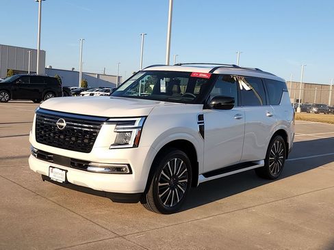 Certified 2025 Nissan Armada Platinum Reserve image 3