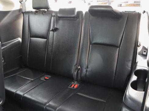 Used 2021 Toyota Highlander XLE AWD/4WD image 37