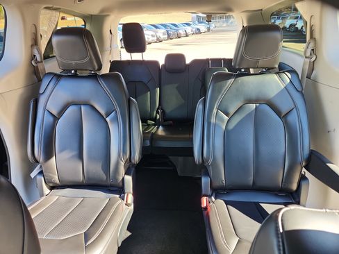 Used 2023 Chrysler Pacifica Touring-L image 26