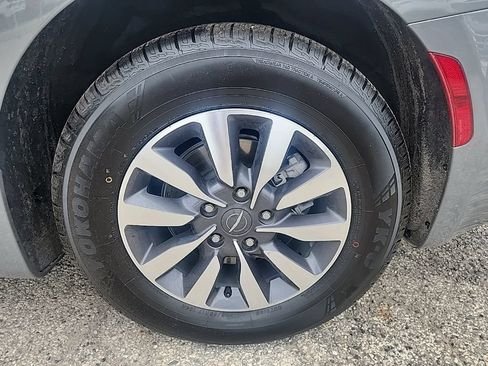 Used 2022 Chrysler Pacifica Touring-L w/ Uconnect Theater Family Group FWD image 16