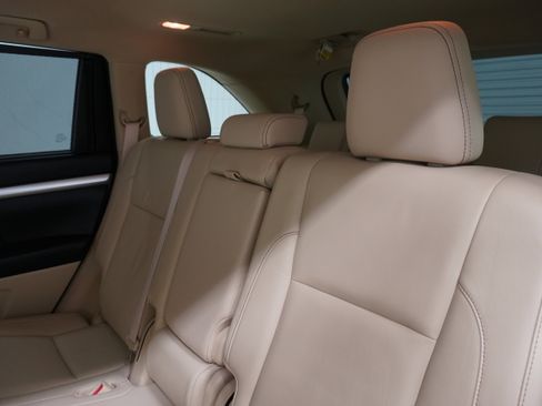 Used 2014 Toyota Highlander XLE FWD image 13