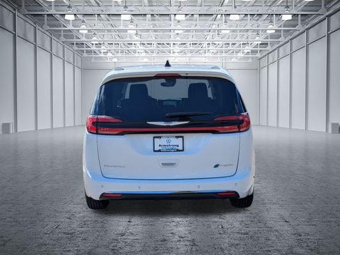 Used 2023 Chrysler Pacifica Touring-L FWD image 4