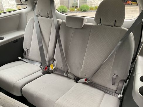 Used 2020 Toyota Sienna LE w/ LE Preferred Package FWD image 35