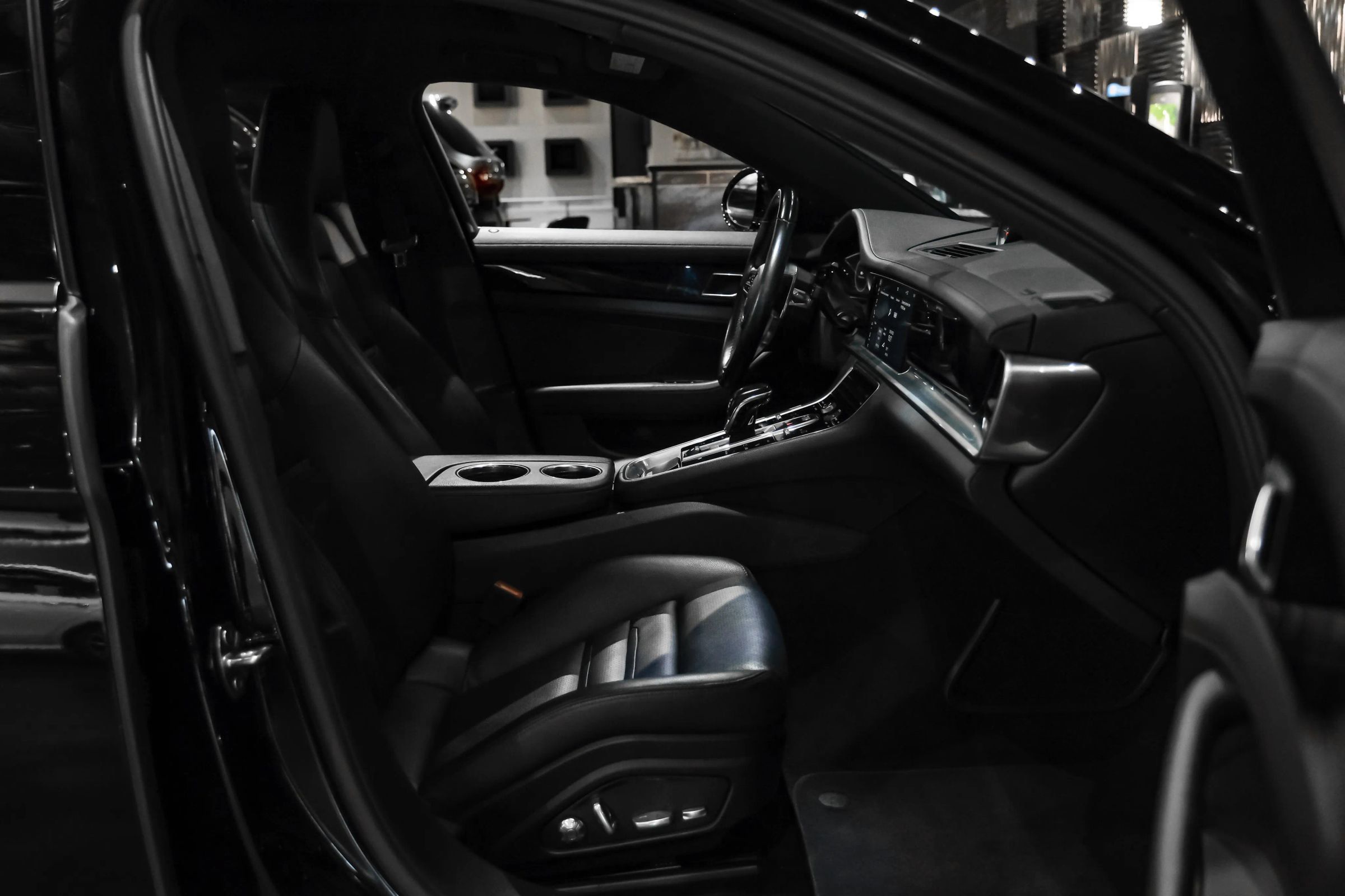 Used 2019 Porsche Panamera 4 AWD/4WD image 31