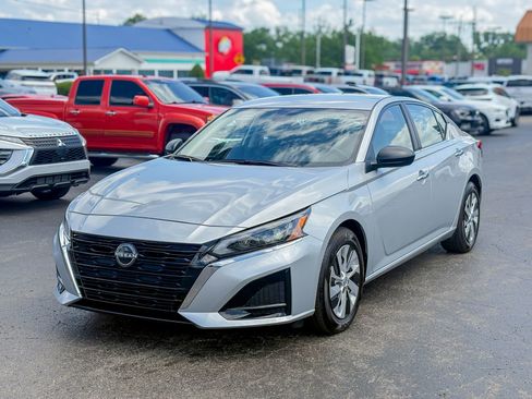 Used 2024 Nissan Altima 2.5 S FWD image 7