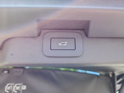 Used 2025 Land Rover Discovery S image 14