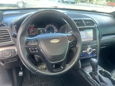Used 2018 Ford Explorer Platinum AWD/4WD image 30