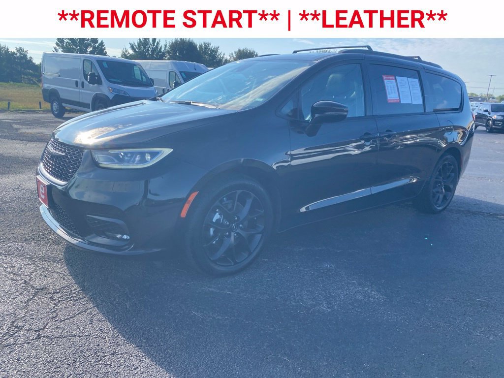 Used 2025 Chrysler Pacifica Limited FWD image 3