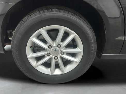 Used 2019 Dodge Grand Caravan SXT FWD image 32