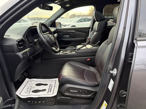 Used 2025 Honda Pilot Black Edition image 9