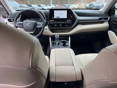 Used 2025 Toyota Highlander XLE image 17
