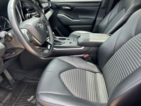 Used 2021 Toyota Highlander XSE FWD image 11