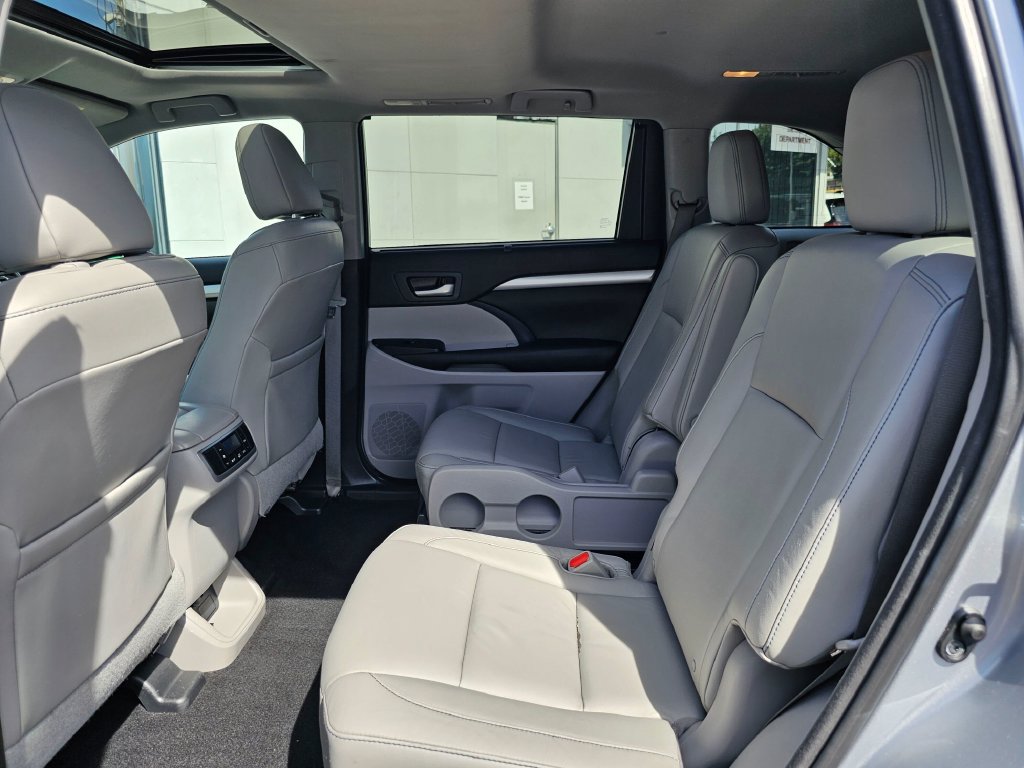 Used 2016 Toyota Highlander XLE AWD/4WD image 16