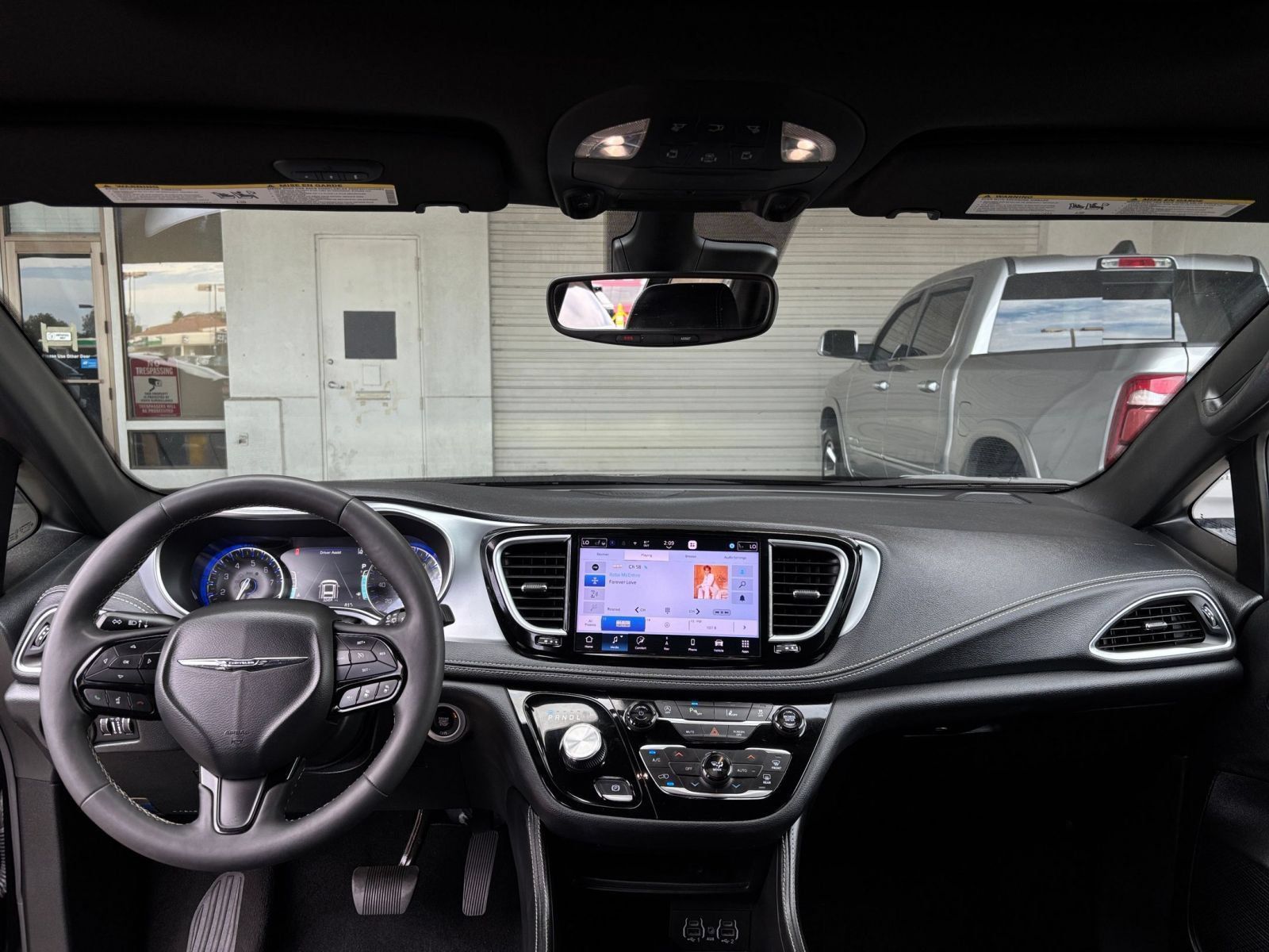 Used 2025 Chrysler Pacifica Limited FWD image 37