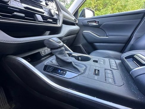 Used 2022 Toyota Highlander XLE AWD/4WD image 16