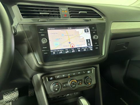 Used 2018 Volkswagen Tiguan SEL AWD/4WD image 18