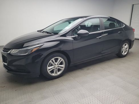 Used 2017 Chevrolet Cruze LT image 2