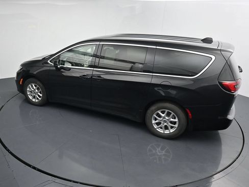 Used 2023 Chrysler Pacifica Touring-L FWD image 27