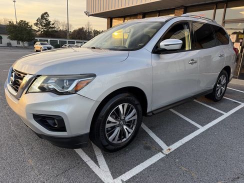 Used 2017 Nissan Pathfinder SV image 1