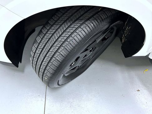 Used 2025 Kia Carnival FWD image 23