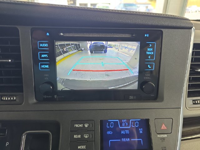 Used 2015 Toyota Sienna XLE Premium FWD image 18