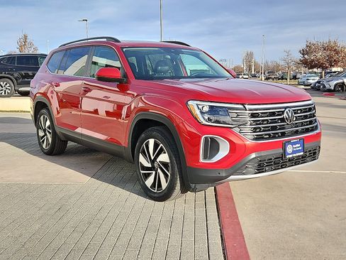 Used 2024 Volkswagen Atlas SE w/ Panoramic Sunroof Package image 4