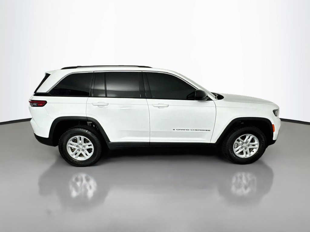 Used 2023 Jeep Grand Cherokee Laredo AWD/4WD image 8