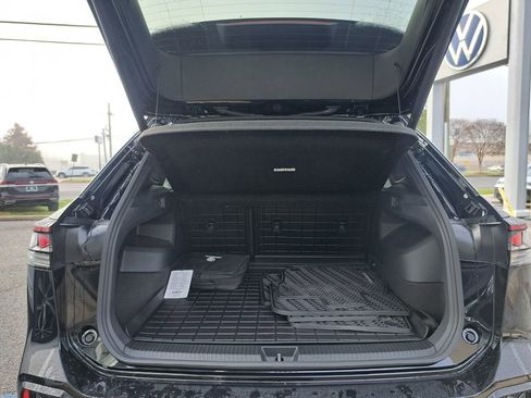 Used 2025 Volkswagen Tiguan SEL R-Line image 24