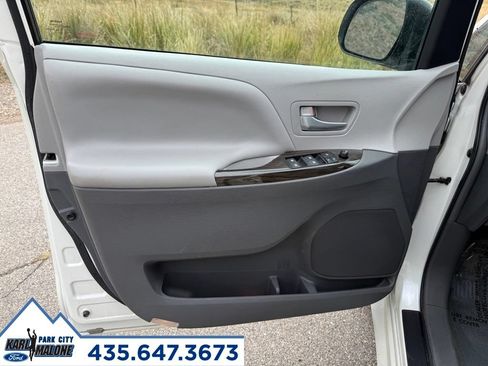 Used 2015 Toyota Sienna XLE Premium FWD image 12