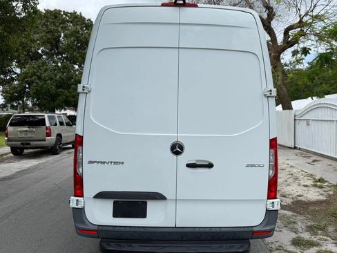 Used 2021 Mercedes-Benz Sprinter 2500 image 9