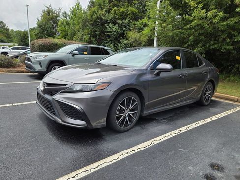 Used 2021 Toyota Camry SE FWD image 3