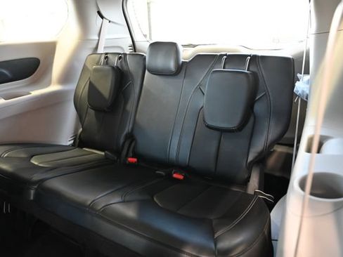 Used 2024 Chrysler Pacifica Touring-L FWD image 13