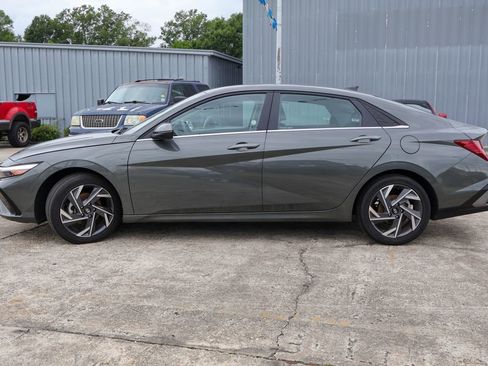 Used 2025 Hyundai Elantra Limited FWD image 25