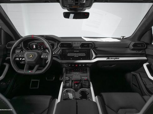Used 2025 Lamborghini Urus SE image 2