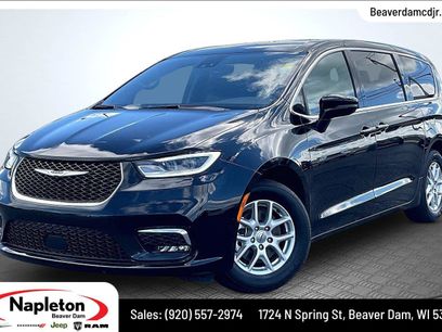 Used 2025 Chrysler Pacifica Select