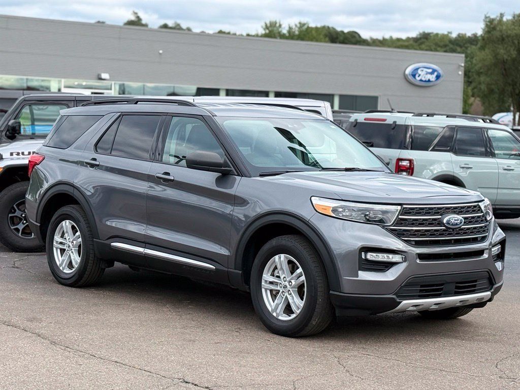 Used 2024 Ford Explorer XLT w/ Equipment Group 202A AWD/4WD image 28