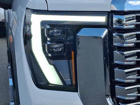 Used 2025 GMC Sierra 3500 Denali image 9
