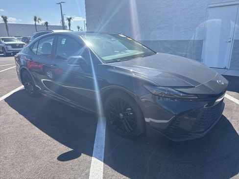 Used 2025 Toyota Camry SE w/ Convenience Package FWD image 3