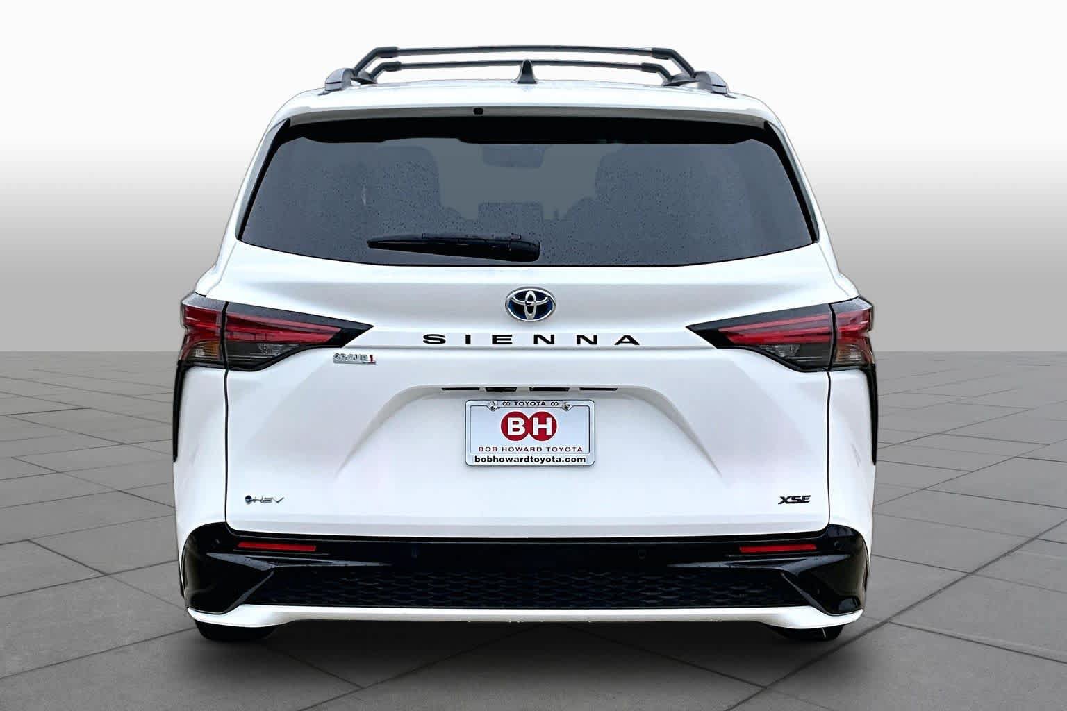 Used 2025 Toyota Sienna XSE FWD image 5