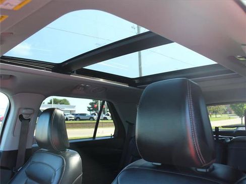 Used 2021 Ford Explorer XLT image 18