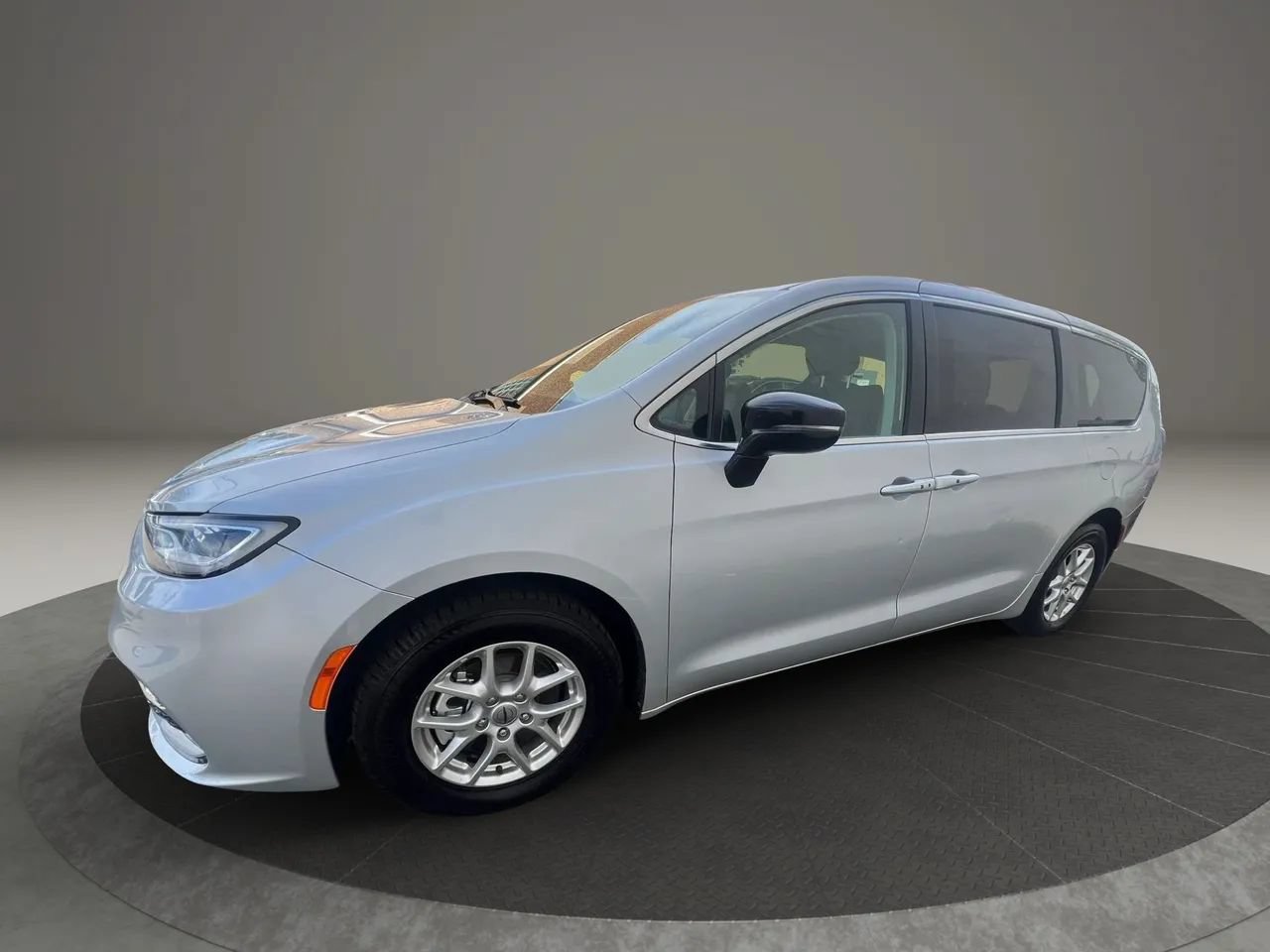 Used 2024 Chrysler Pacifica Touring-L FWD image 8