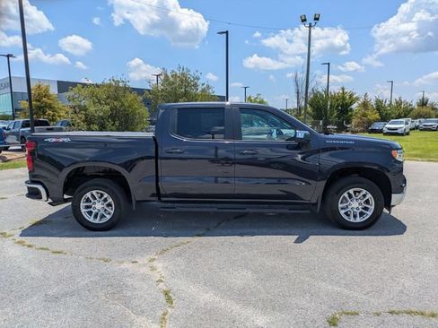 Used 2023 Chevrolet Silverado 1500 LT AWD/4WD image 2