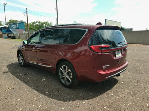 Used 2022 Chrysler Pacifica Pinnacle AWD/4WD image 4