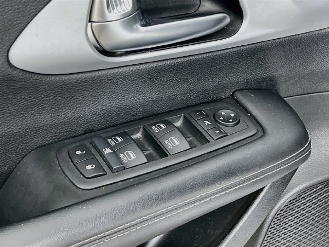 Used 2025 Chrysler Pacifica Limited FWD image 9