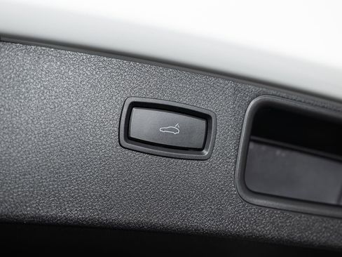 Used 2016 Porsche Macan S w/ Infotainment Package image 22