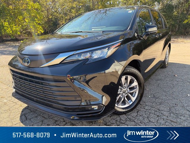 Used 2025 Toyota Sienna XLE FWD image 1