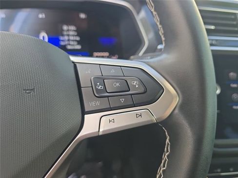 Used 2024 Volkswagen Tiguan SE w/ Panoramic Sunroof Package image 23