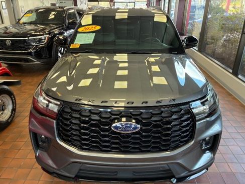 Used 2025 Ford Explorer ST-Line w/ ST-Line Street Pack AWD/4WD image 38