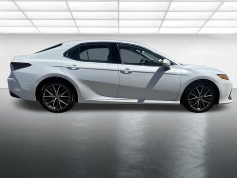 Used 2022 Toyota Camry XLE FWD image 4