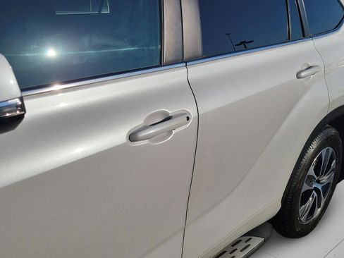 Used 2023 Toyota Highlander XLE FWD image 28